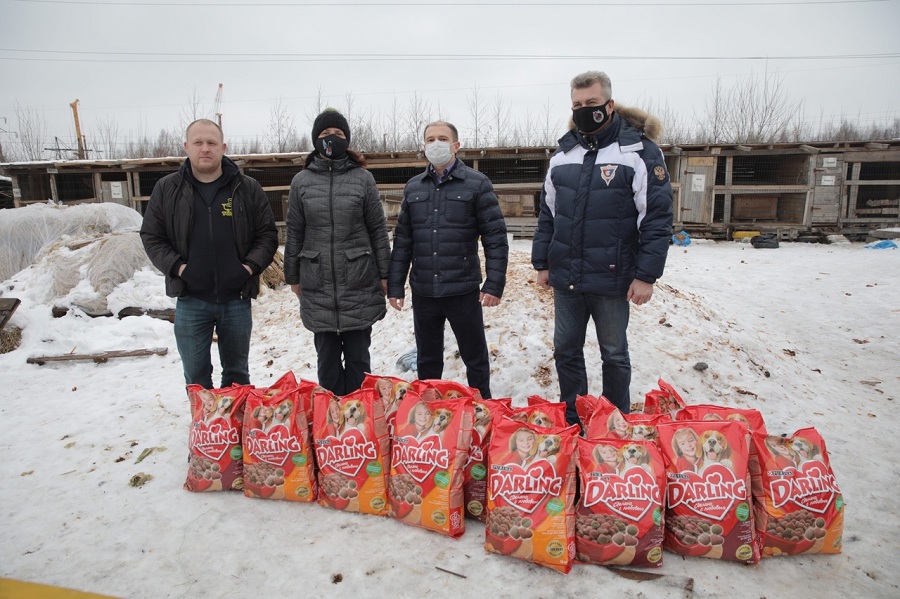 Михаил Романов передал пострадавшему от пожара приюту для бездомных животных «Мурка и барбос» 200 кг корма