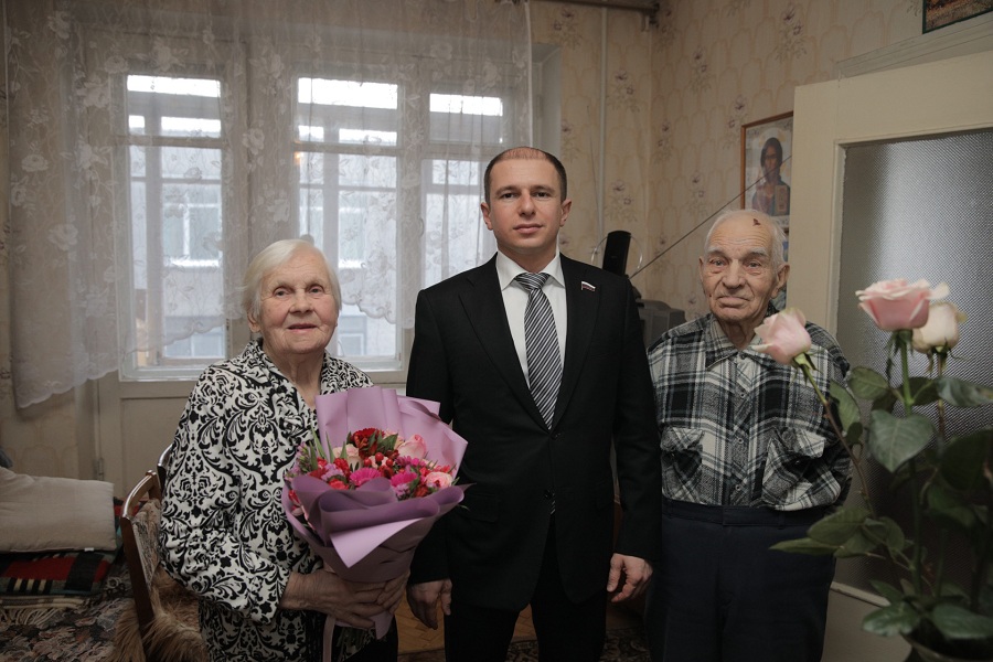 Михаил Романов поздравил с 95-летием жительницу Фрунзенского района