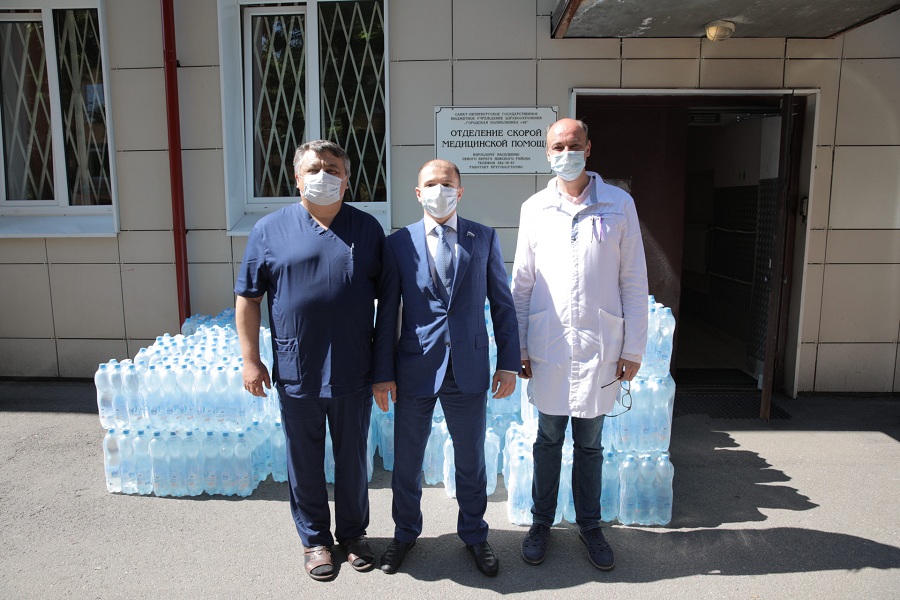 Михаил Романов передал станциям скорой помощи при поликлиниках Невского района Санкт-Петербурга 4,5 тонны воды