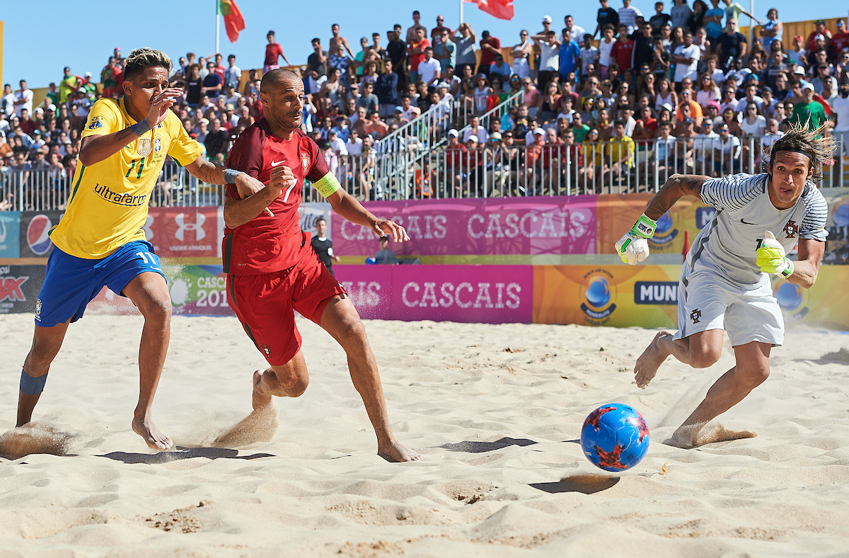 Правила пляжного футбола. Пляжный футбол Бразилия. Футбол на песке. Футбол на пляже. Пляжный футбол спорт.