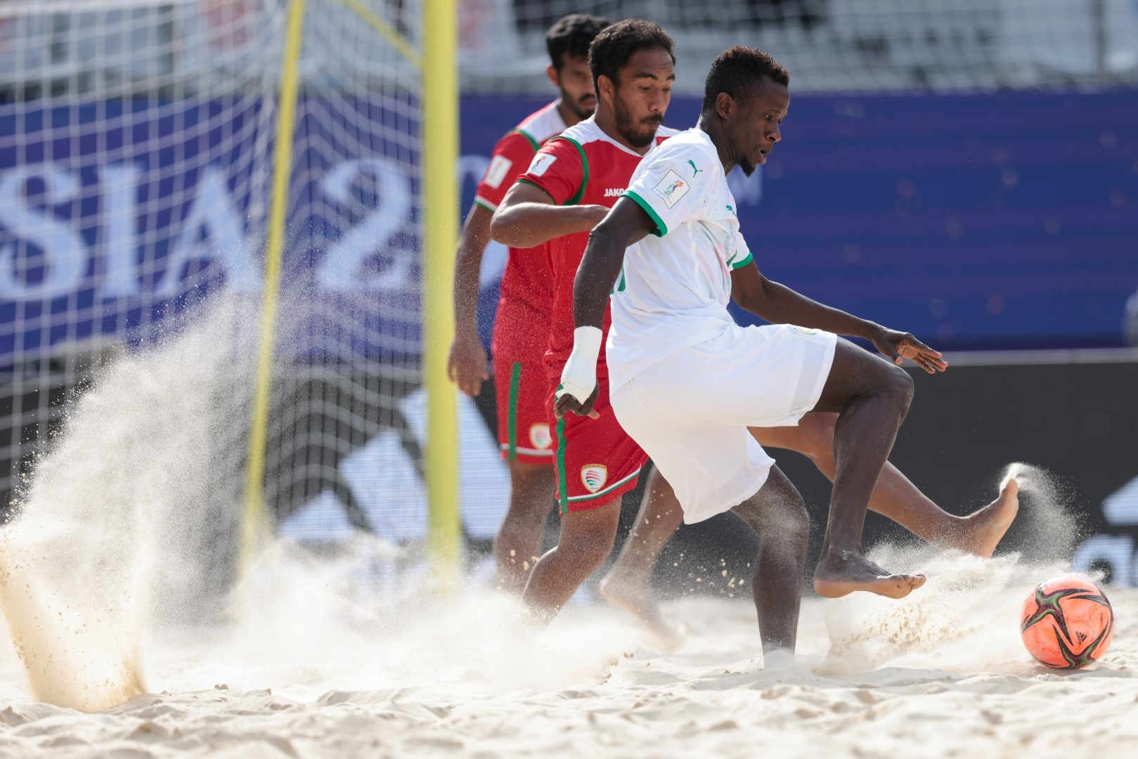 Сенегал пляжи. Вратарь Сенегала по пляжному футболу. Чемпионат Омана по футболу трагедия.