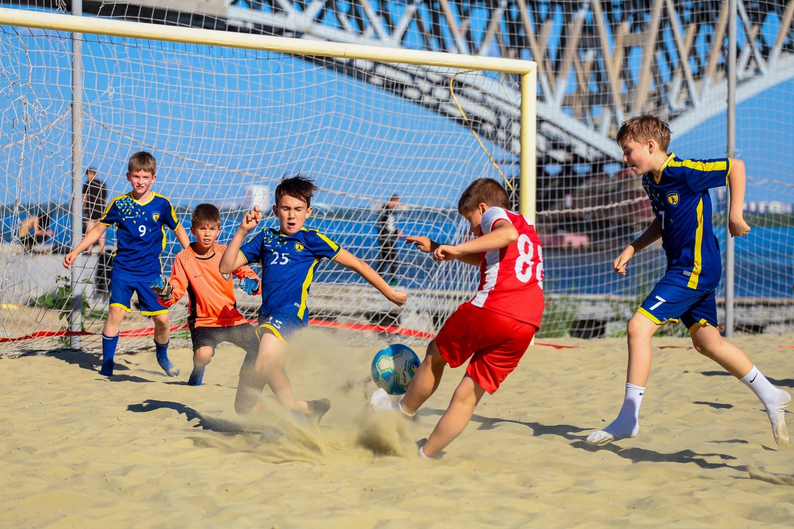 Kids cup. Пляжный футбол Анапа. Детский пляжный футбол. Летний футбольный лагерь Градиленко. Пляжный футбол фон.