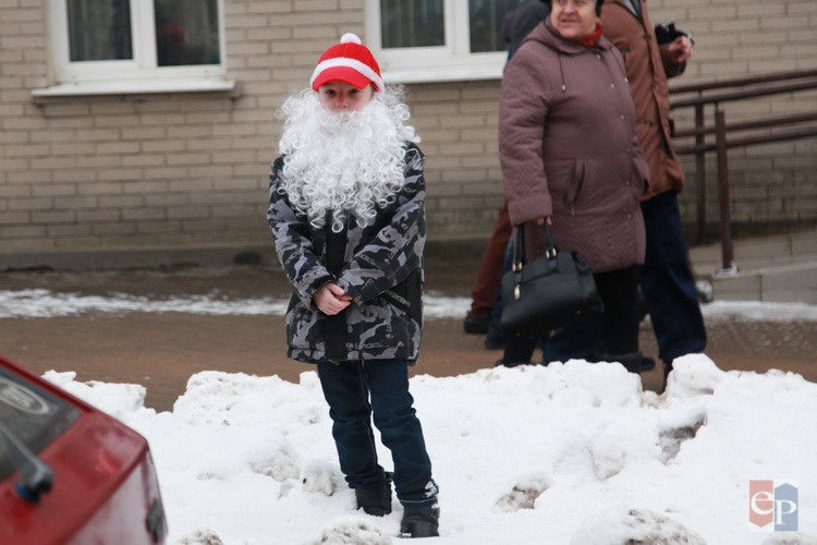 В Борисове состоялось шествие Дедов Морозов и Снегурочек