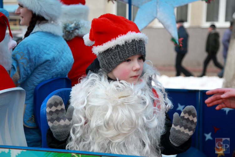 В Борисове состоялось шествие Дедов Морозов и Снегурочек