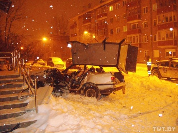 В центре Минска столкнулись Peugeot и внедорожник Nissan: погибла женщина