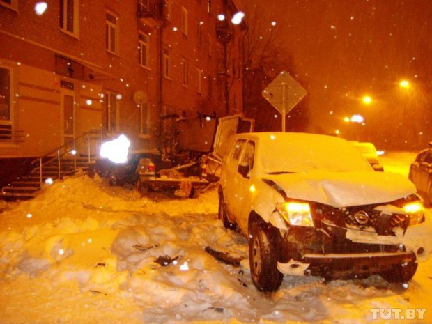 В центре Минска столкнулись Peugeot и внедорожник Nissan: погибла женщина