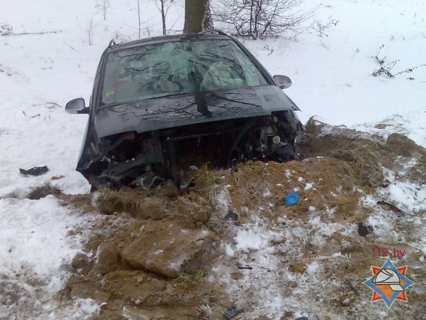 В Барановичском районе автомобиль врезался в ограждение часовни