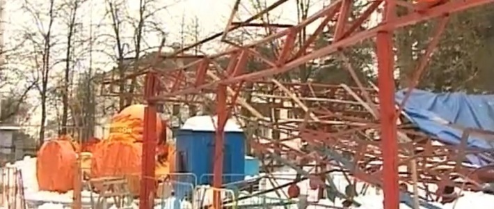 Фотофакт: в парке Горького обрушилась крыша аттракциона — руководство уверяет, что это плановый ремонт