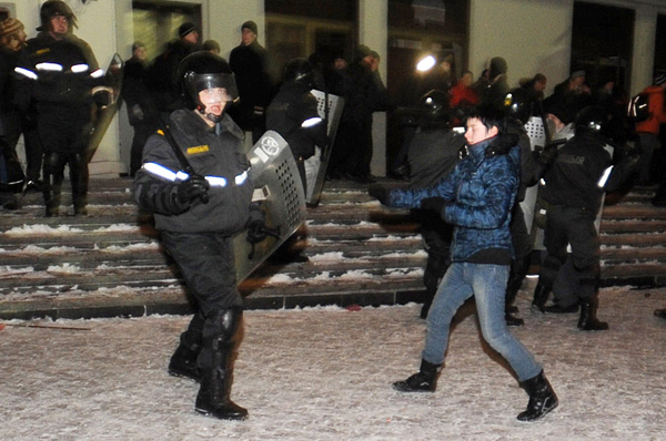 Женщина-милиционер бьет девушку на акции - фото