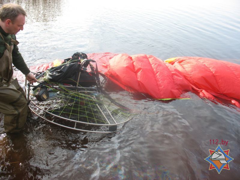 Парапланерист упал в озеро в Пуховичском районе - фото