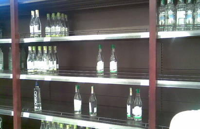 Белорусы сметали водку в магазинах перед подорожанием - фото