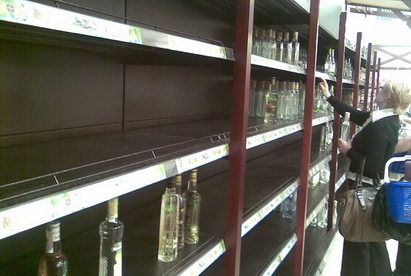 Белорусы сметали водку в магазинах перед подорожанием - фото