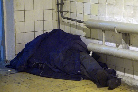 Бомж спит в одной из общественных уборных Витебска. Фото Сергея Серебро