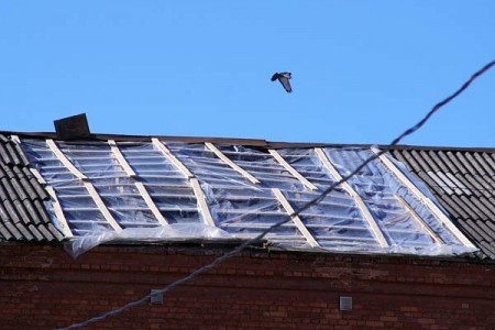 Обвалившуюся крышу залатали полиэтиленом. Фото Сергея Серебро