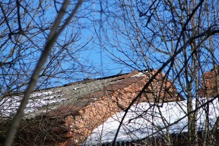 Обвалившуюся крышу залатали полиэтиленом. Фото Сергея Серебро