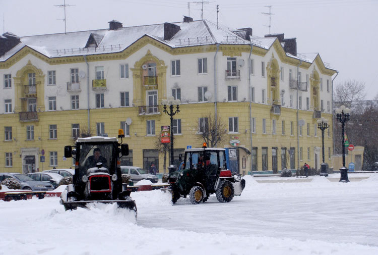 В Борисов пришла зима со снегом. Фото