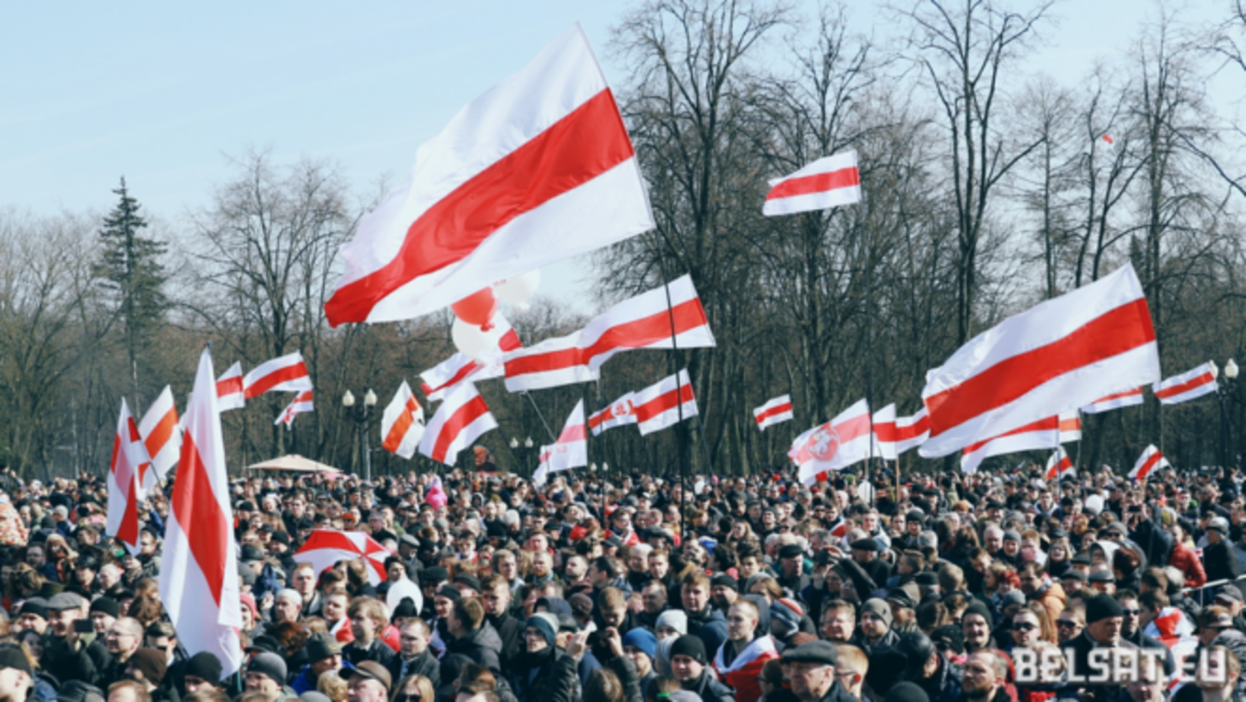 Фото флага бело красно белый. Флаг белорусской оппозиции бело красно. Флаг белорусской оппозиции бело красно белый. Флаг оппозиции Белоруссии бело красный. Флаг Беларуси БЧБ.
