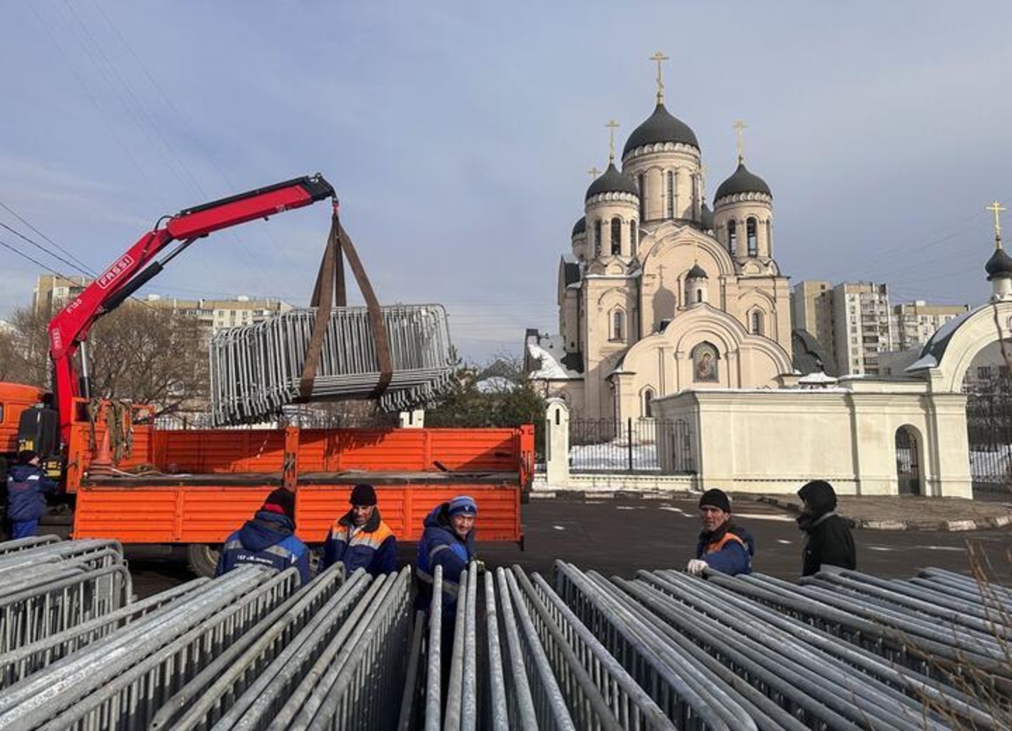 Рабочие устанавливают ограждение возле храма «Утоли моя печали». 1 марта 2024 года, Москва, Россия. Фото: Reuters