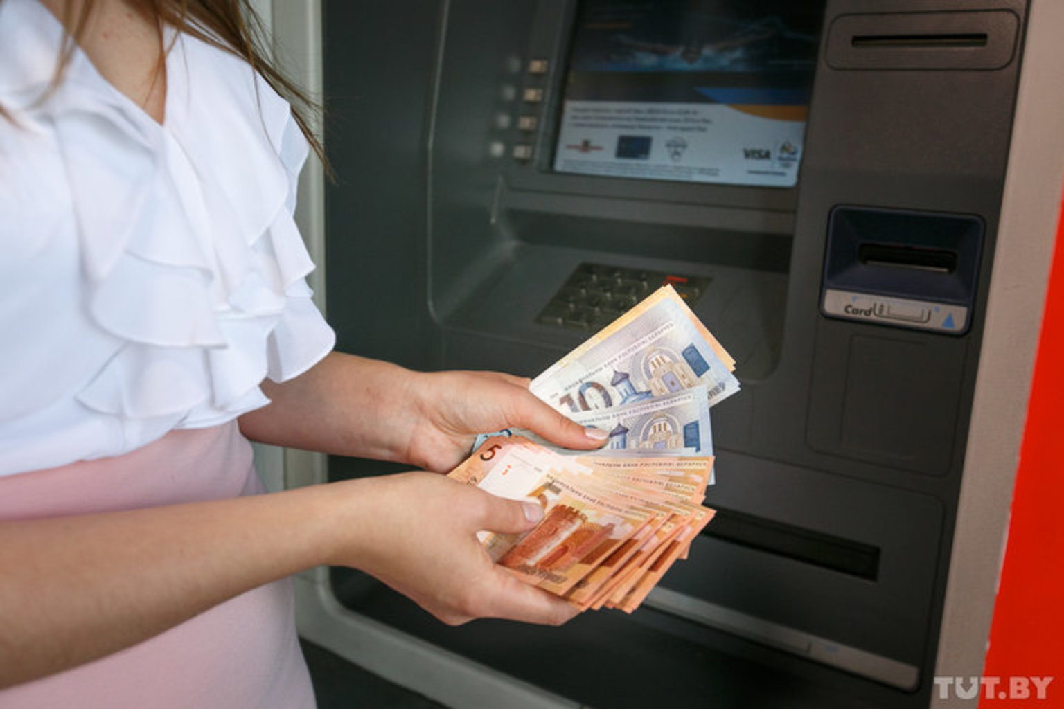 Выдача денег в банках. Выдача денег в банкомате. Наличные деньги. Рубли из банкомата. Банкоматы наличные.