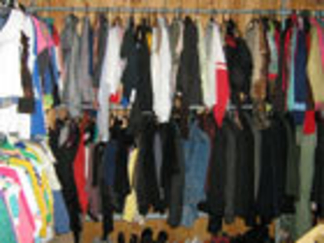 Продаю одежду б у. Одежда нуждающимся. Вещи бывшие в употреблении. Барахолка одежда. Одежда б/у.