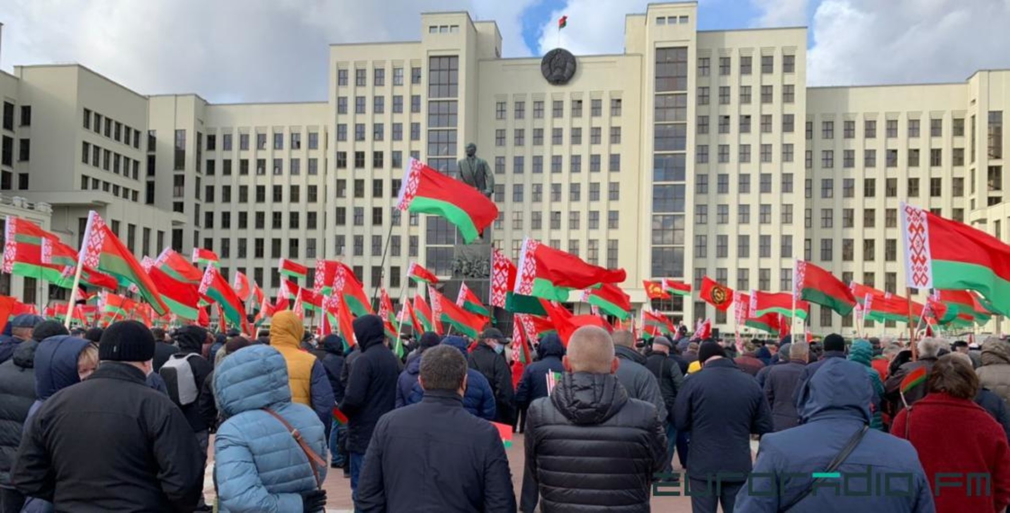 Собрать митинг. Митинг в поддержку Лукашенко. Лукашенко на митинге. Митинг в поддержку Лукашенко вид сверху 2021 на мосту. Лукашенко митинг на заводе фото.