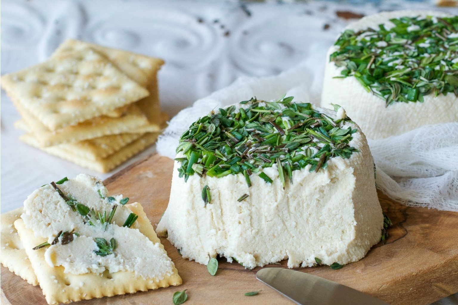 Укроп с молоком. Сыр с зеленью. Мягкий сыр с зеленью. Домашний сыр с зеленью. Фета с зеленью.
