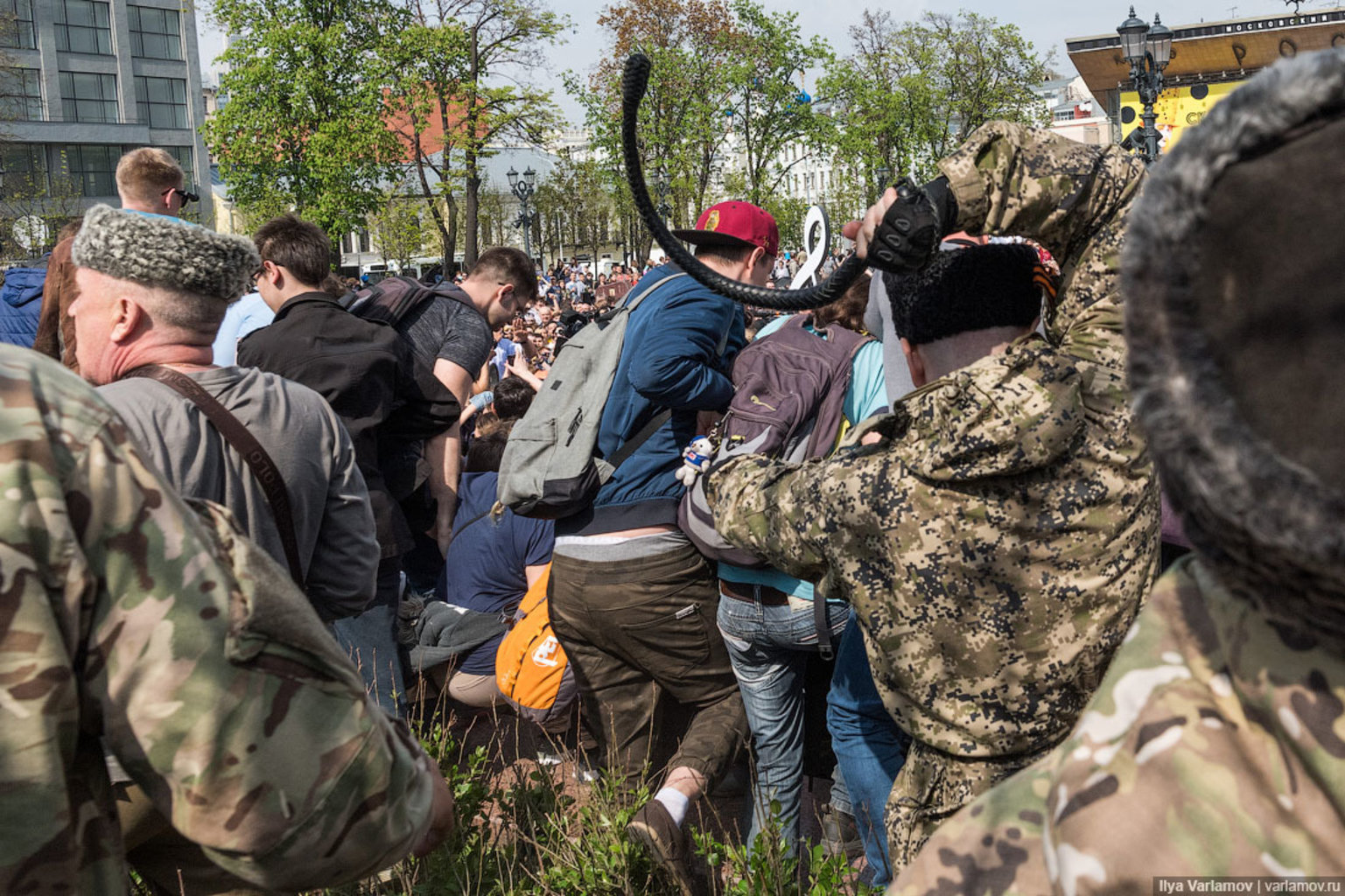 5 мая 2018 г. Казаки нагайками разгоняют митинг в Москве. Казаки избивают людей нагайками. Казаки с нагайками в Москве.