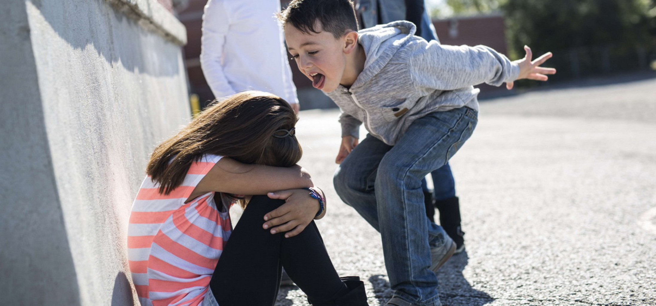 Дети унижают ребенка в школе. Детский буллинг. Агрессия в подростковой среде. Униженный ребенок. Травля подростка.