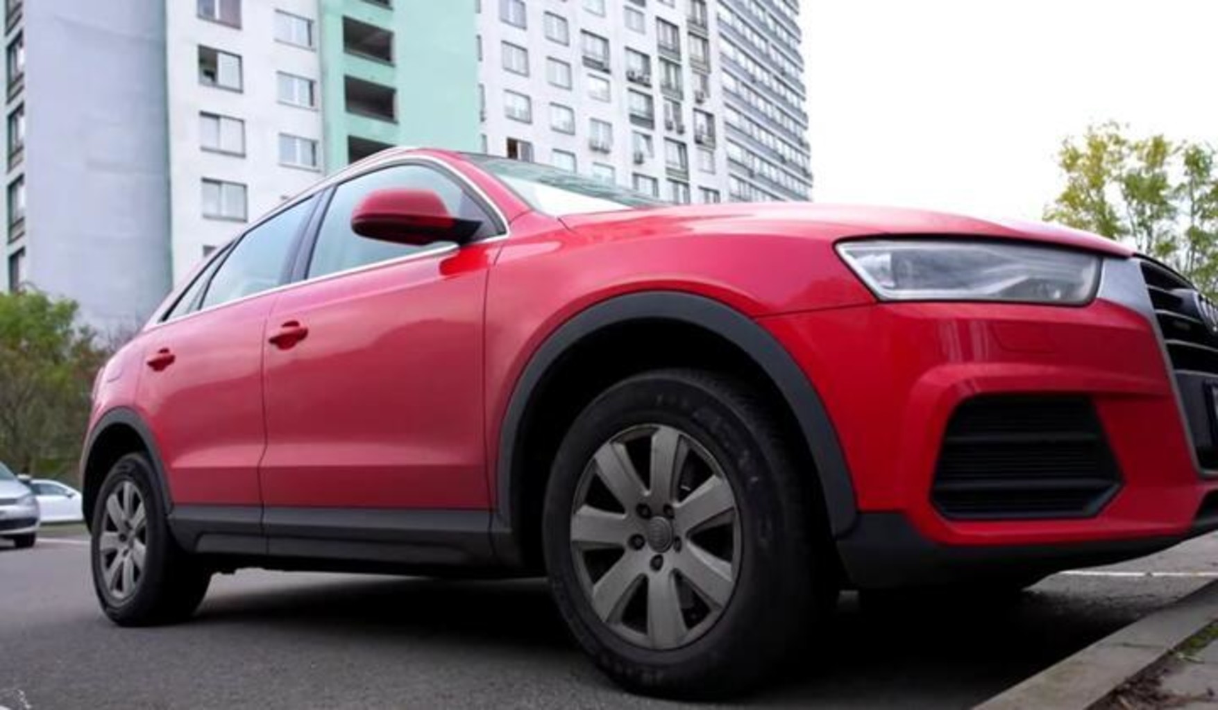 Автомобиль Audi, на котором, по утверждению ОНТ, ездит дочь Жуковича. 2023 год. Скриншот видео ОНТ