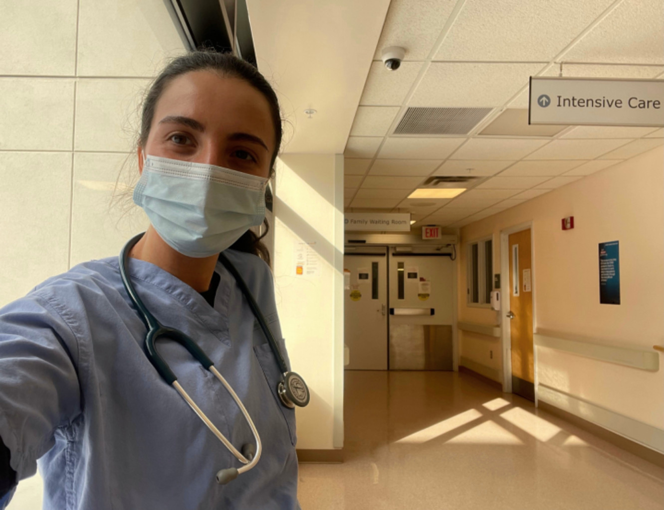 Дарья Чехова во время стжировки в одном из госпиталей в США, февраль 2023 год. Фото предоставлено собеседницей