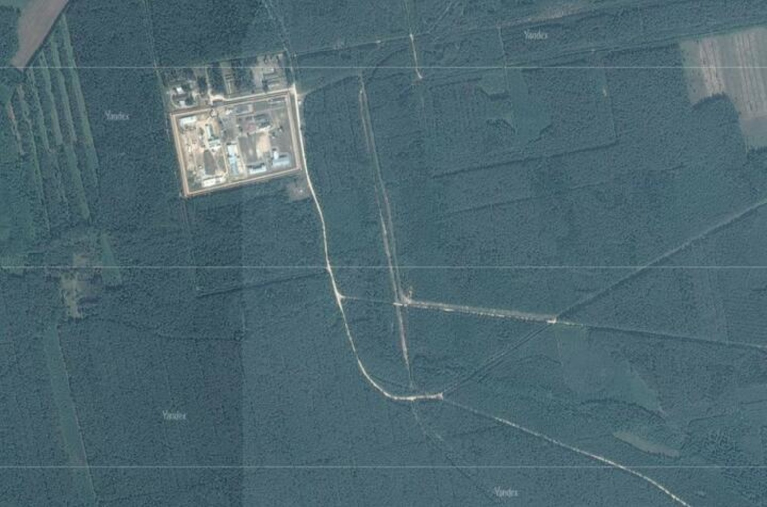 Спутниковый снимок ИК-22. Авария произошла, скорее всего, чуть правее закругления дороги в центральной части кадра. Снимок: Яндекс.Карты