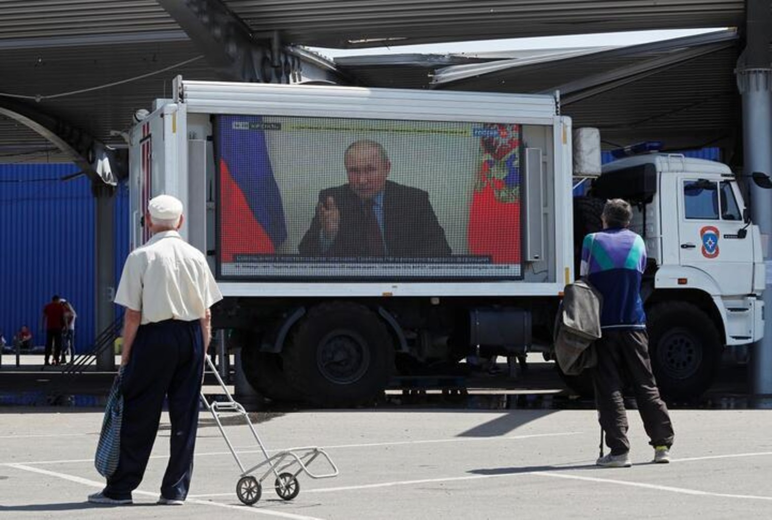 Выступление Владимира Путина на автомобиле с экраном в пункте выдачи гуманитарной помощи в Мариуполе, 30 мая 2022 года. Фото: Reuters
