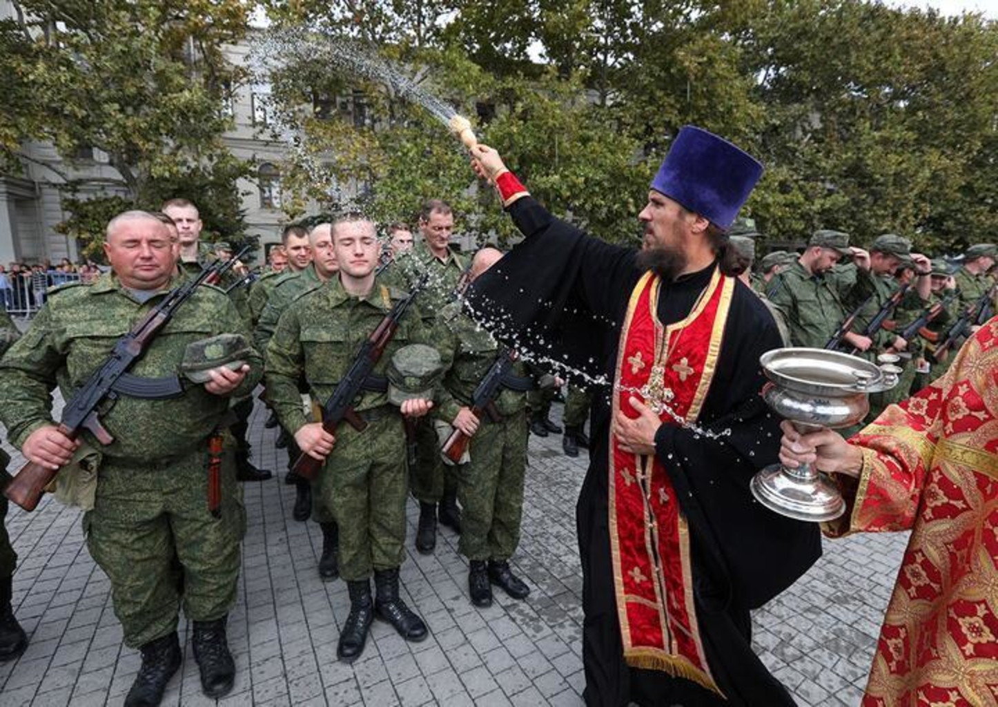 Православный священник проводит службу для мобилизованных во время церемонии их отправки на военные базы, Севастополь, Крым, 27 сентября 2022 года. Фото: Reuters