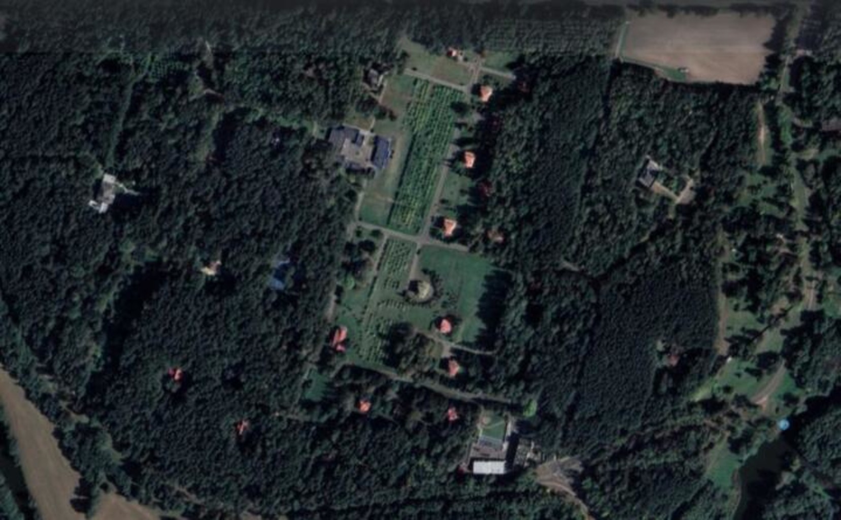 Вид сверху на официальную резиденцию «Дрозды». Скриншот с сервиса «Google Планета Земля»