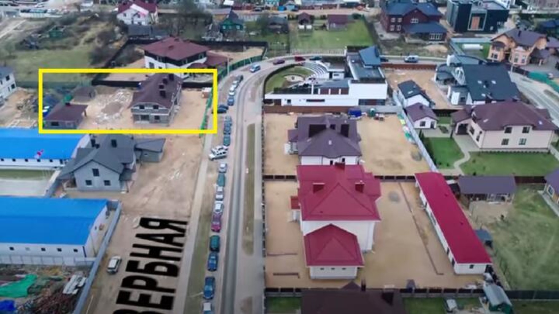 Так выглядела часть улицы Вербной в январе 2018 года. Дом Натальи Кочановой в желтом прямоугольнике. Скриншот с видео TUT.BY