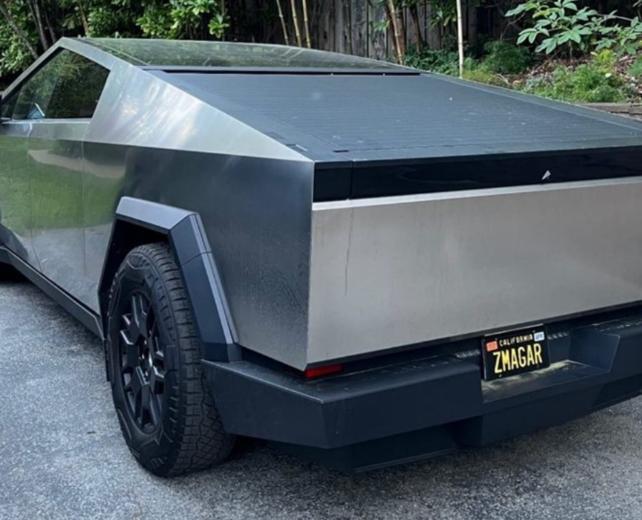 Автомобиль Tesla Cybertruck с номером ZMAGAR. Апрель 2024 года, США. Фото: instagram.com/mikitamikado