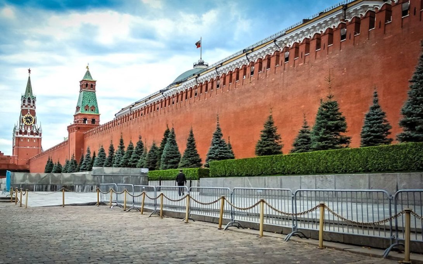 Когда построена кремлевская. Кремлевская стена Москва. Стены и башни Московского Кремля. У кремлевской стены. Москва Кремль красная площадь Кремлевская стена.