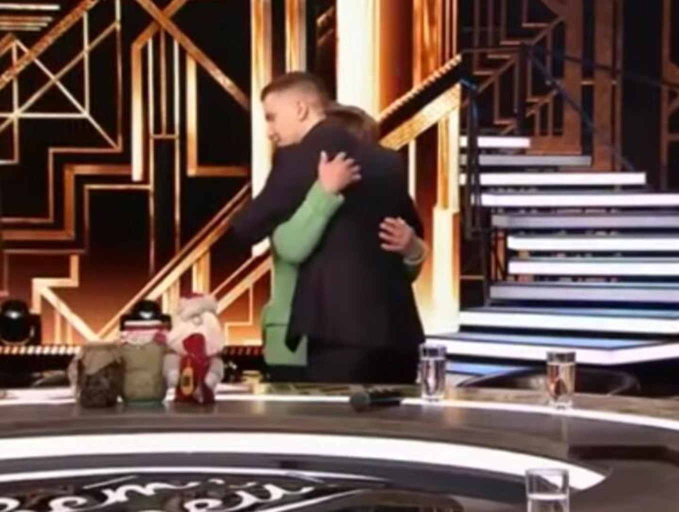 Первая за 21 год встреча Виктора Мохнева и его матери Елены на ток-шоу. Скриншот видео "Тревожная кнопка"