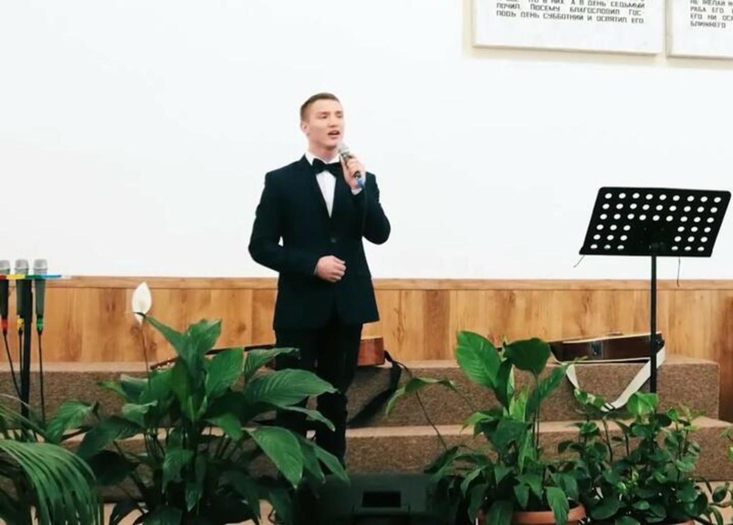 Виктор Мохнев на концерте. Скриншот видео "Тревожная кнопка"