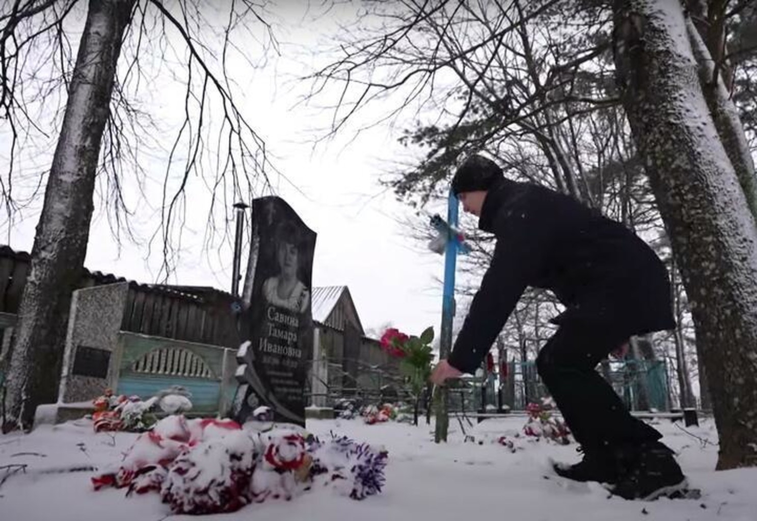 Виктор Мохнев на могиле приемной матери. Скриншот видео "Тревожная кнопка"