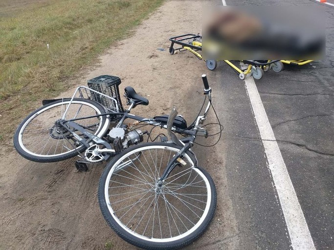 В Воложинском районе велосипедист упал на асфальт и погиб. Заблокировалось переднее колесо велосипеда