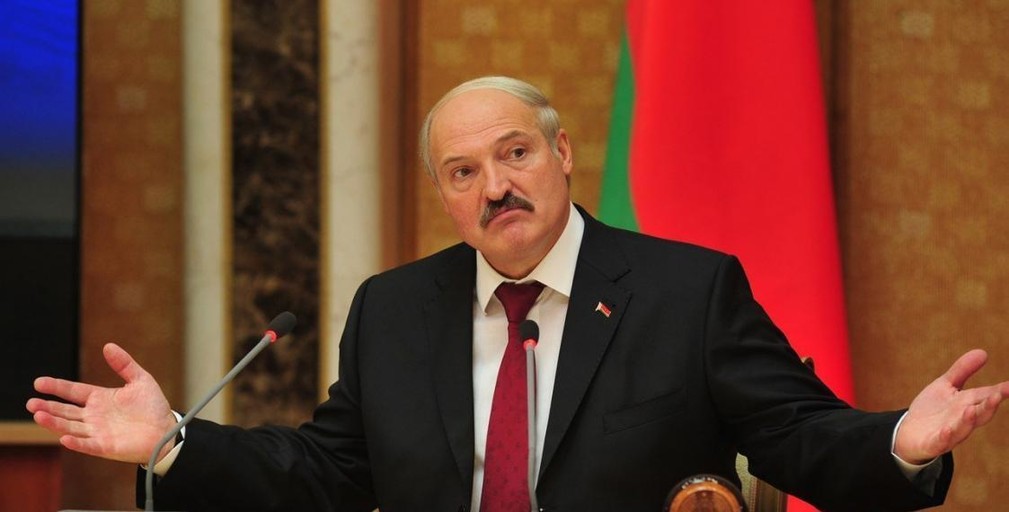 Педагогов «настоятельно просят» подписывать открытки для Лукашенко