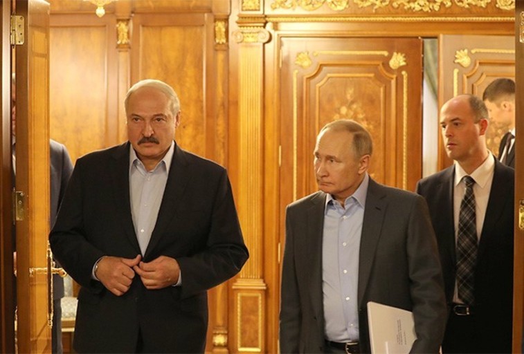 Путин и Лукашенко смотрят друг на друга. Когда фото красноречивее многих слов
