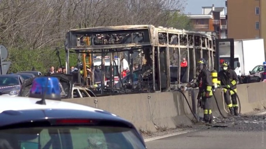 «Не выживет никто». Водитель школьного автобуса в Италии поджег его вместе с детьми