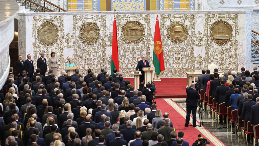 Аналитик: Президентские полномочия от Лукашенко могут передать Кочановой