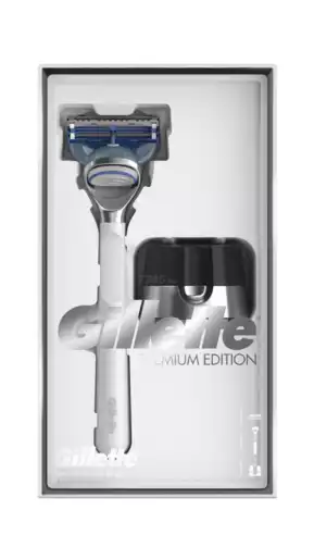 Gillette Набор подарочный Бритва SkinGuard Sensitive с эксклюзивной хромированной ручкой для мужчин со сменной кассетой и подставкой