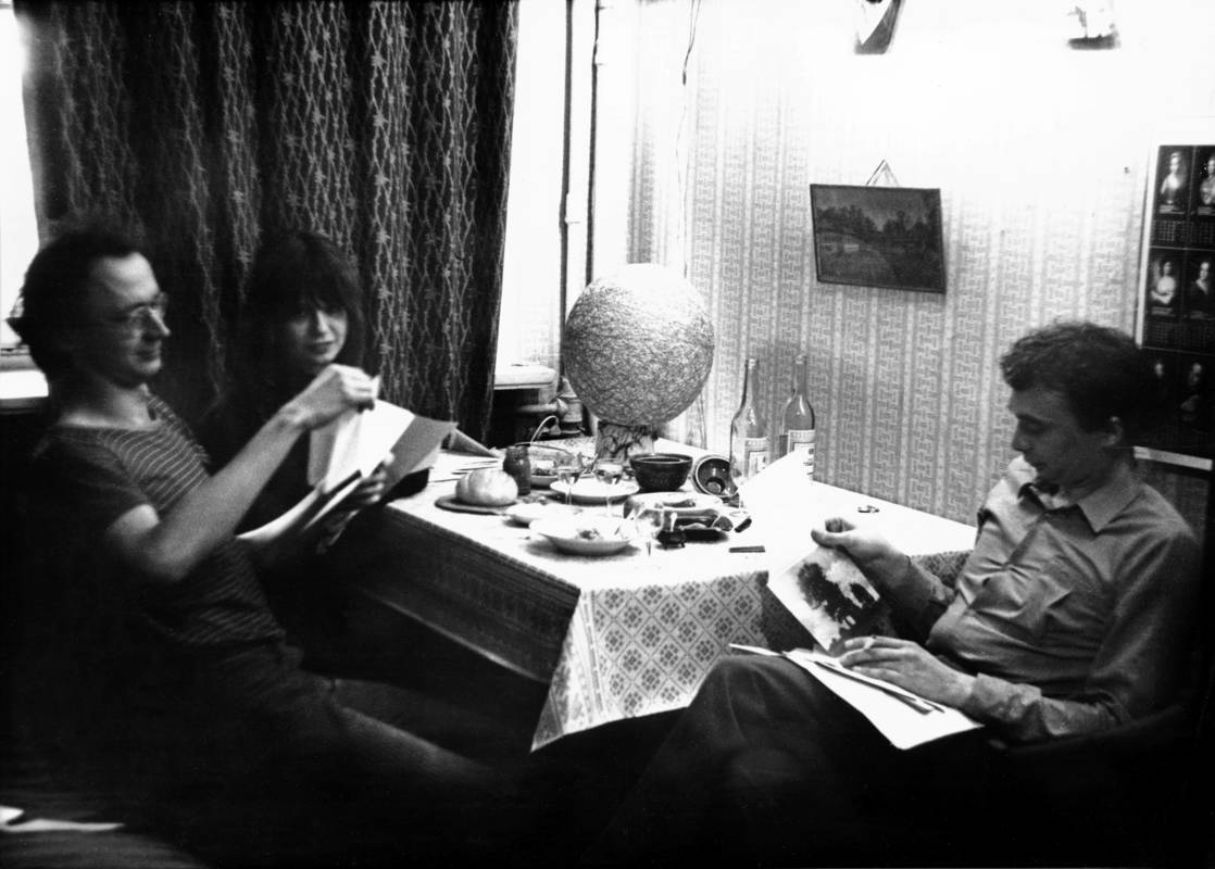 Георг Витте, Сабина Хэнсген и Андрей Монастырский в квартире Георгия Кизевальтера. Москва