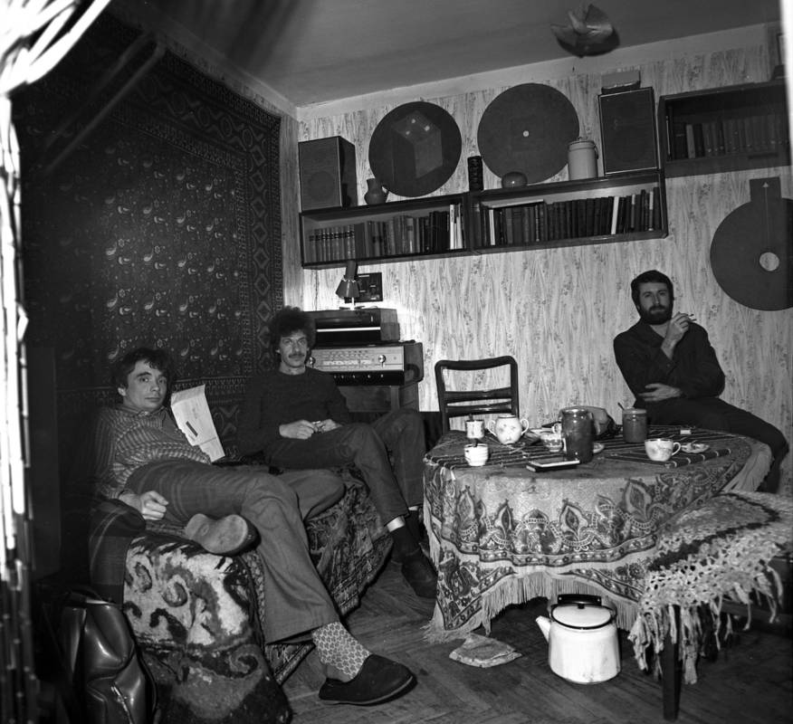 Андрей Монастырский, Николай Панитков и Георгий Кизевальтер в квартире Монастырского. Москва