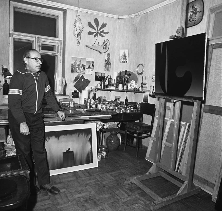 Николай Вечтомов в мастерской, которую он занимал совместно с Владимиром Немухиным. Москва