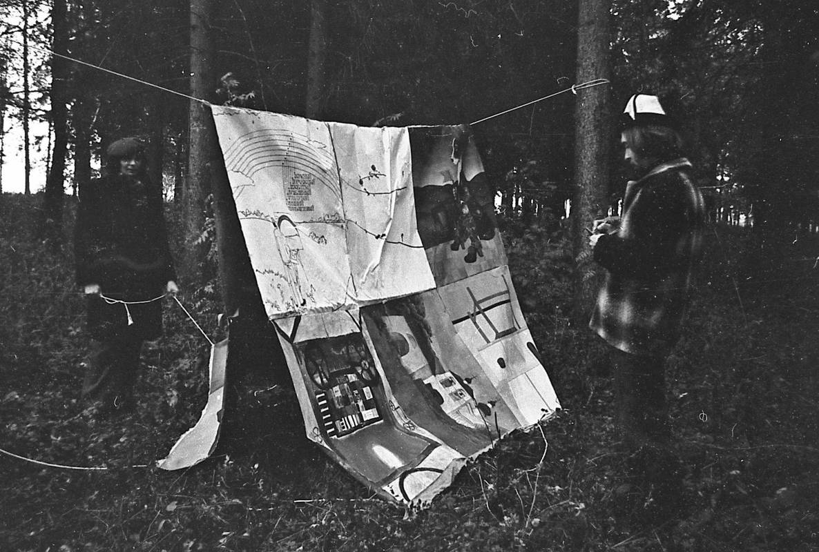 Акция группы «Коллективные действия» «Палатка». Московская область, лес возле станции «Депо» Савёловской железной дороги